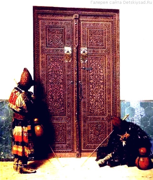 У дверей мечети